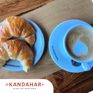 Café con leche y 2 medialunas